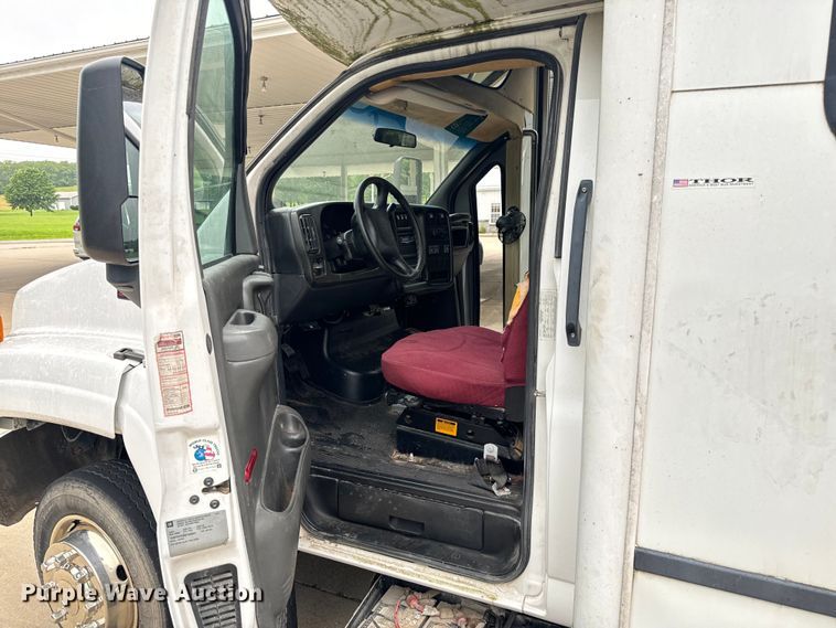 image for item OF9740 2009 Chevrolet  C5500 shuttle bus