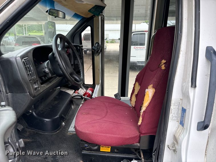 image for item OF9740 2009 Chevrolet  C5500 shuttle bus