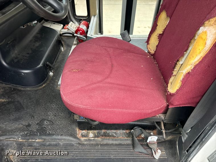 image for item OF9740 2009 Chevrolet  C5500 shuttle bus