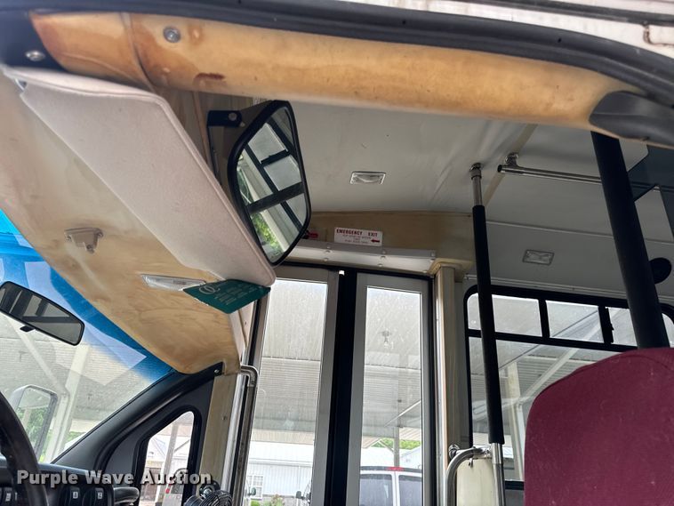 image for item OF9740 2009 Chevrolet  C5500 shuttle bus