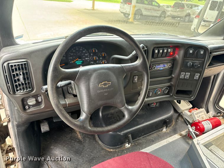 image for item OF9740 2009 Chevrolet  C5500 shuttle bus