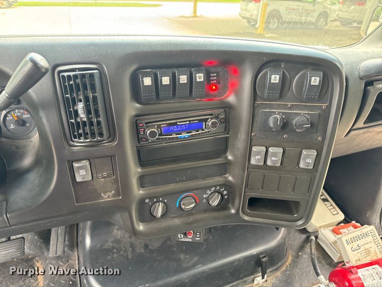 image for item OF9740 2009 Chevrolet  C5500 shuttle bus