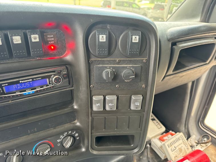 image for item OF9740 2009 Chevrolet  C5500 shuttle bus