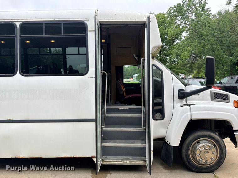image for item OF9740 2009 Chevrolet  C5500 shuttle bus