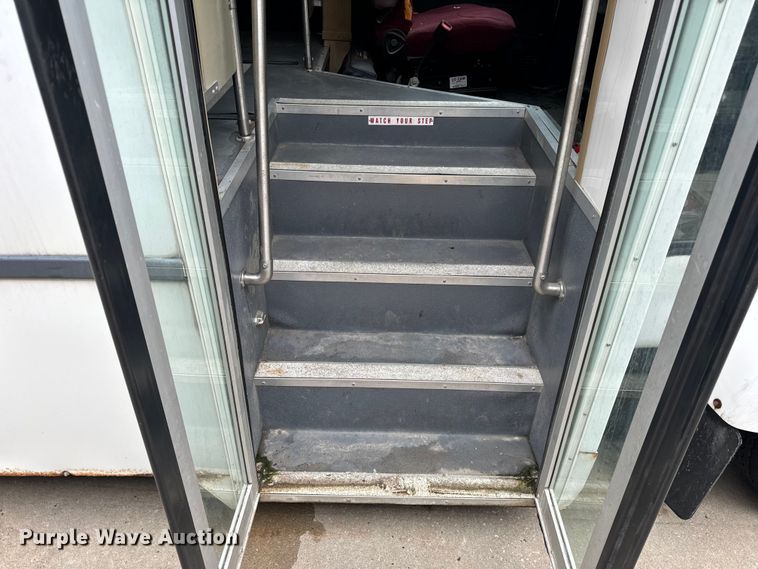 image for item OF9740 2009 Chevrolet  C5500 shuttle bus