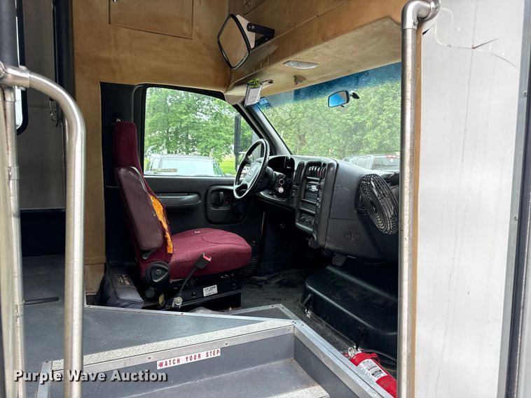 image for item OF9740 2009 Chevrolet  C5500 shuttle bus