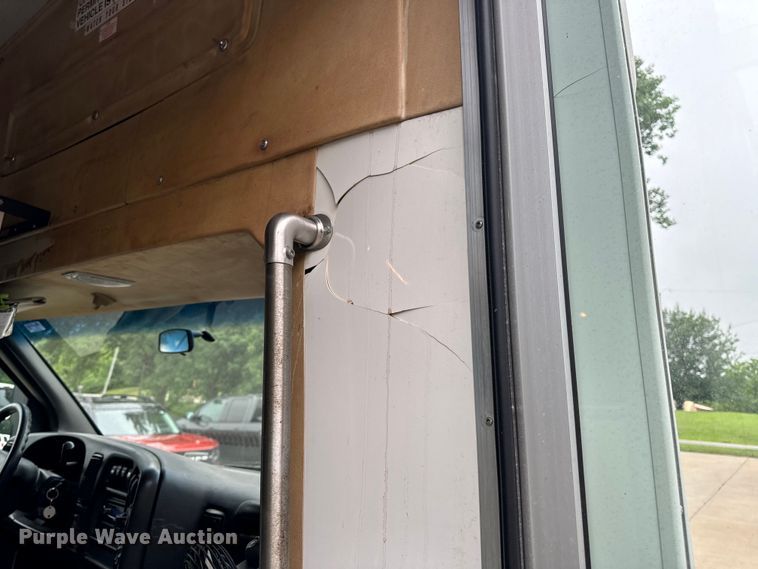 image for item OF9740 2009 Chevrolet  C5500 shuttle bus