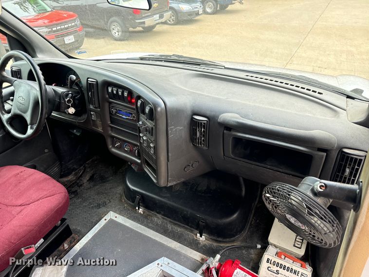 image for item OF9740 2009 Chevrolet  C5500 shuttle bus