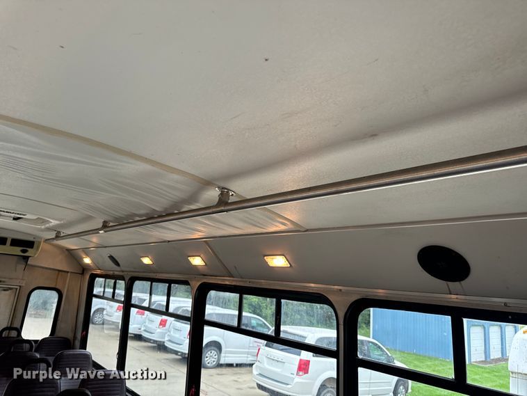 image for item OF9740 2009 Chevrolet  C5500 shuttle bus