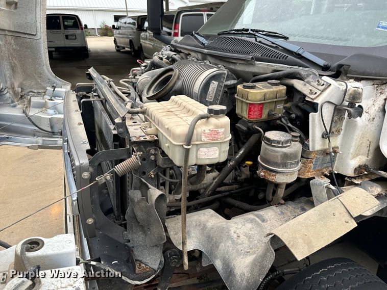 image for item OF9740 2009 Chevrolet  C5500 shuttle bus