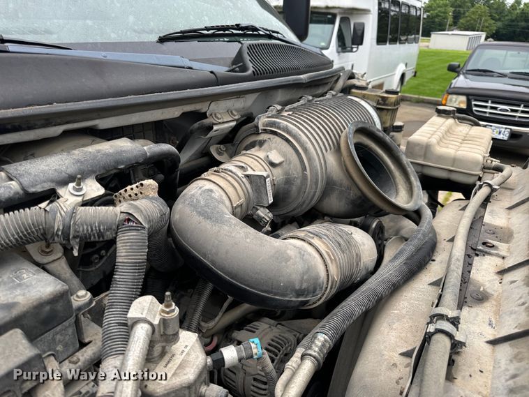 image for item OF9740 2009 Chevrolet  C5500 shuttle bus