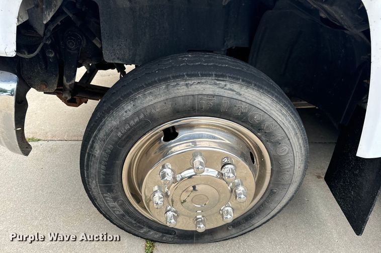 image for item OF9740 2009 Chevrolet  C5500 shuttle bus