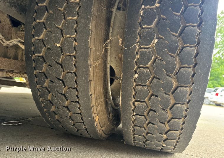 image for item OF9740 2009 Chevrolet  C5500 shuttle bus