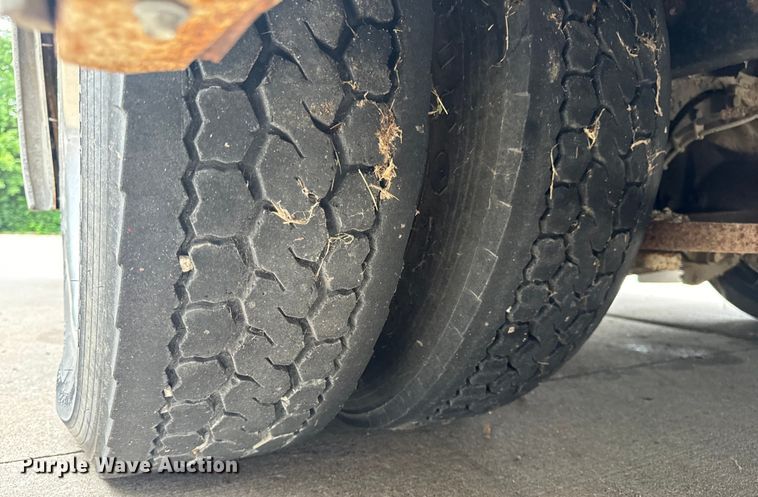 image for item OF9740 2009 Chevrolet  C5500 shuttle bus