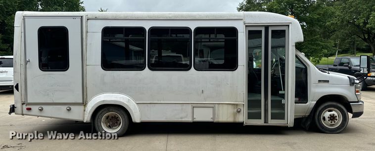 image for item OF9741 2011 Ford E450 Super Duty shuttle bus