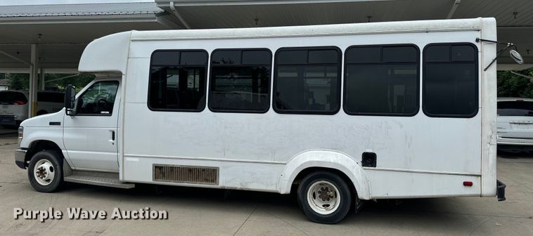 image for item OF9741 2011 Ford E450 Super Duty shuttle bus
