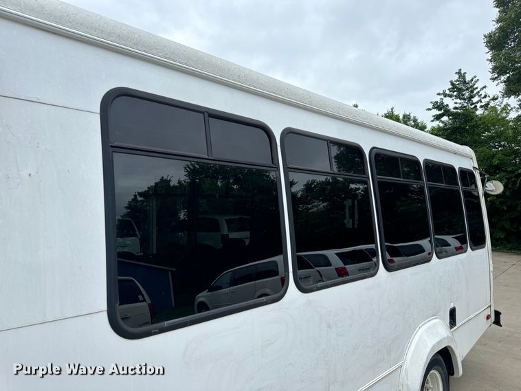 image for item OF9741 2011 Ford E450 Super Duty shuttle bus