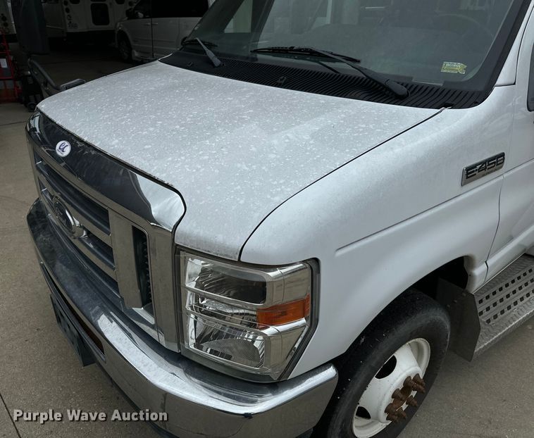 image for item OF9741 2011 Ford E450 Super Duty shuttle bus