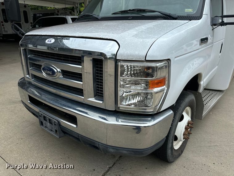 image for item OF9741 2011 Ford E450 Super Duty shuttle bus