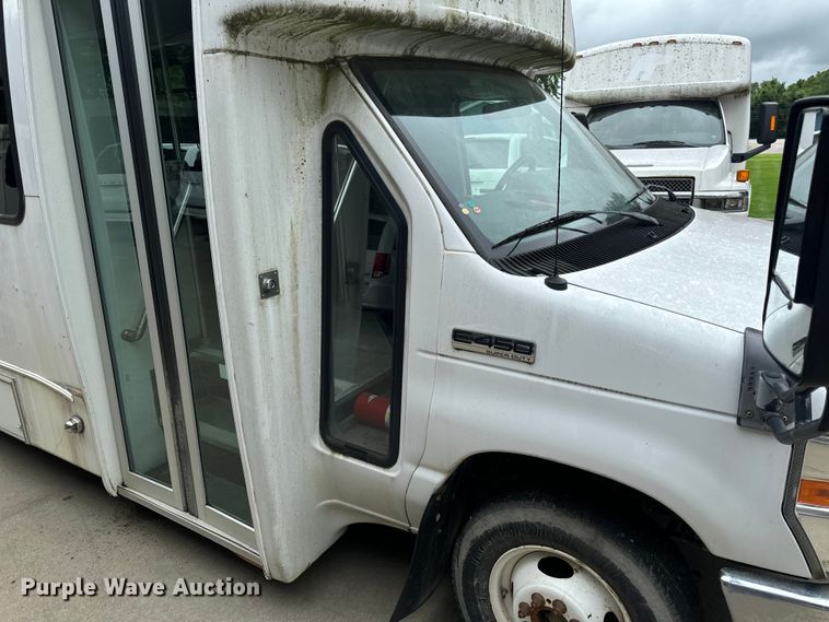 image for item OF9741 2011 Ford E450 Super Duty shuttle bus