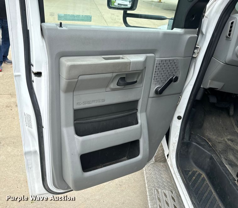 image for item OF9741 2011 Ford E450 Super Duty shuttle bus