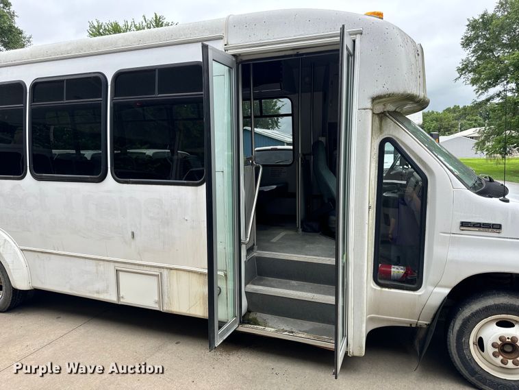image for item OF9741 2011 Ford E450 Super Duty shuttle bus