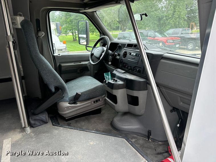 image for item OF9741 2011 Ford E450 Super Duty shuttle bus