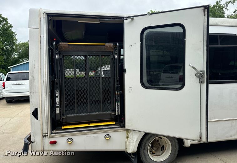 image for item OF9741 2011 Ford E450 Super Duty shuttle bus