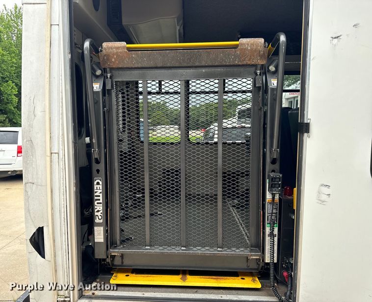 image for item OF9741 2011 Ford E450 Super Duty shuttle bus