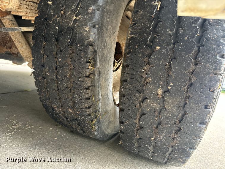 image for item OF9741 2011 Ford E450 Super Duty shuttle bus