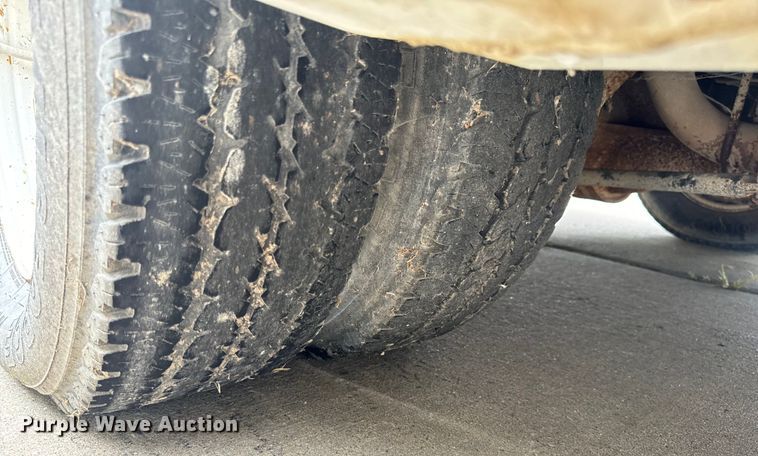 image for item OF9741 2011 Ford E450 Super Duty shuttle bus