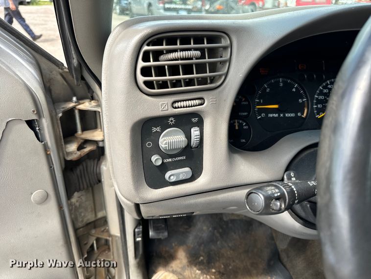 image for item OG9563 2000 GMC Jimmy SUV