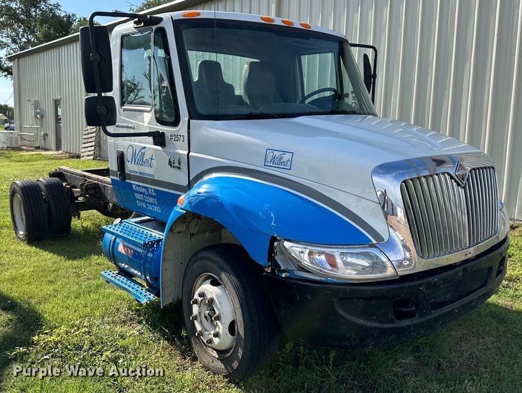 image for item OI9247 2003 International 4300 truck cab and chassis