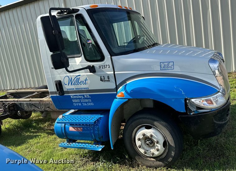 image for item OI9247 2003 International 4300 truck cab and chassis