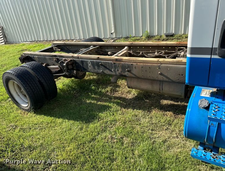 image for item OI9247 2003 International 4300 truck cab and chassis