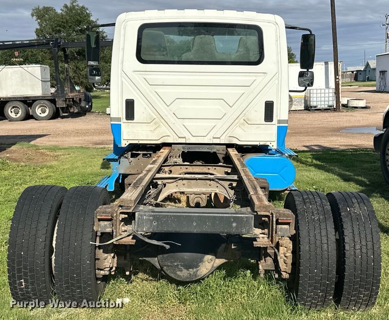 image for item OI9247 2003 International 4300 truck cab and chassis