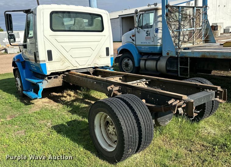 image for item OI9247 2003 International 4300 truck cab and chassis