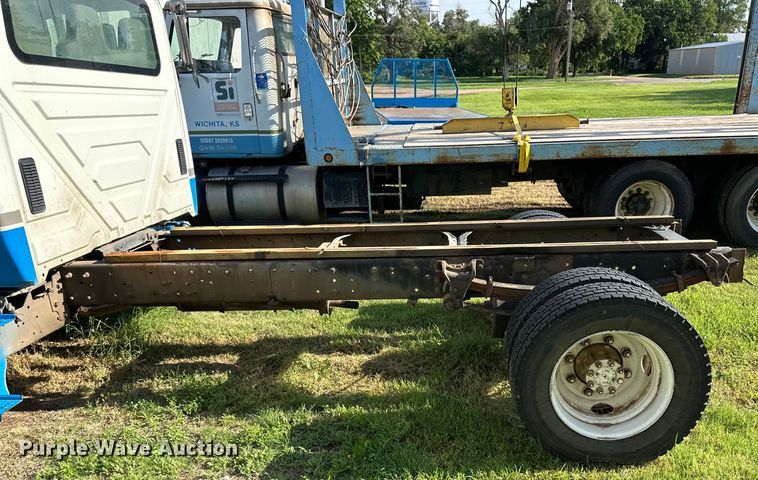 image for item OI9247 2003 International 4300 truck cab and chassis