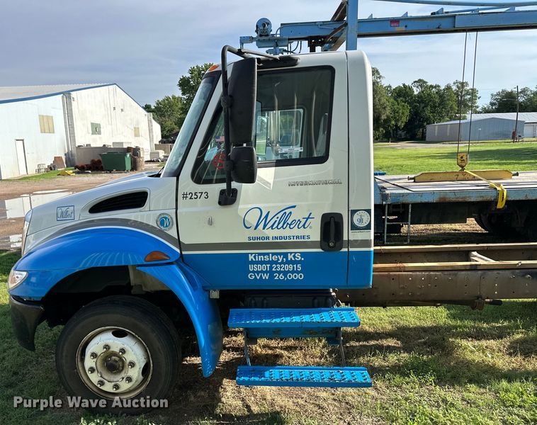 image for item OI9247 2003 International 4300 truck cab and chassis