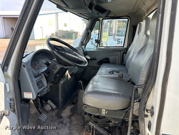 image for item OI9247 2003 International 4300 truck cab and chassis