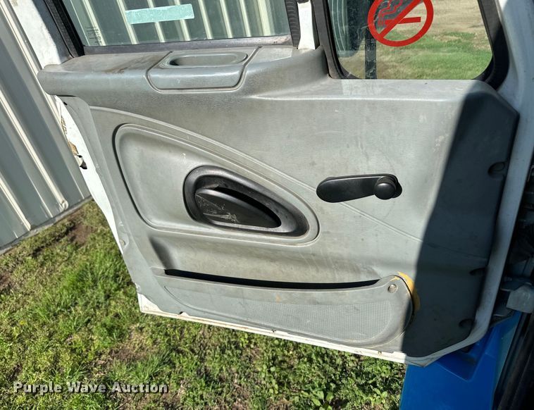 image for item OI9247 2003 International 4300 truck cab and chassis