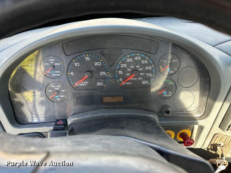 image for item OI9247 2003 International 4300 truck cab and chassis