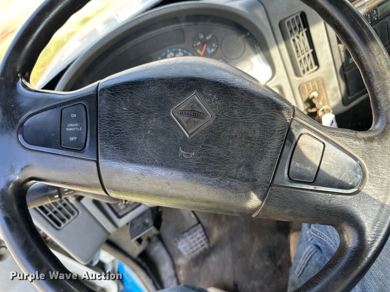 image for item OI9247 2003 International 4300 truck cab and chassis