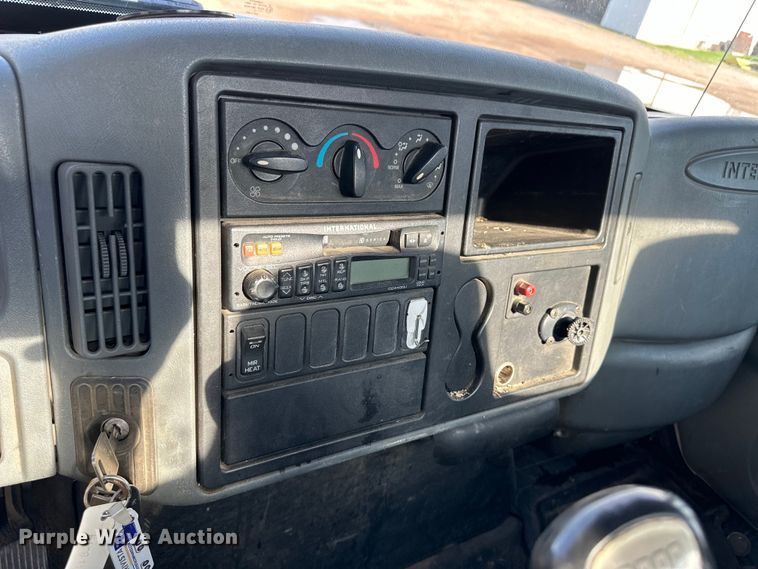 image for item OI9247 2003 International 4300 truck cab and chassis