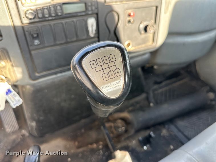 image for item OI9247 2003 International 4300 truck cab and chassis