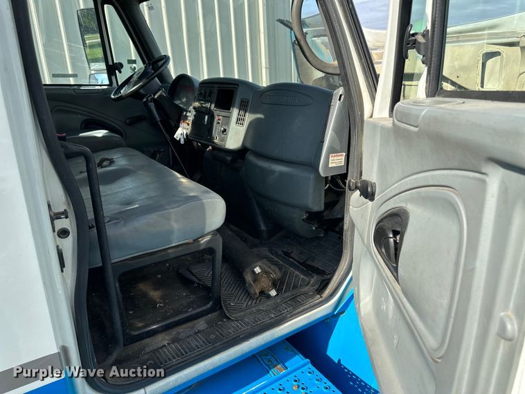 image for item OI9247 2003 International 4300 truck cab and chassis