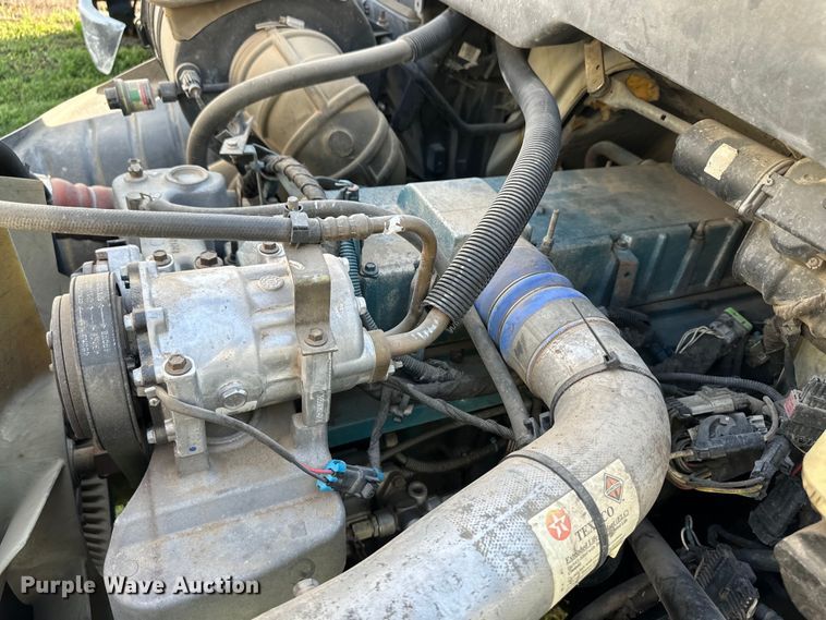 image for item OI9247 2003 International 4300 truck cab and chassis