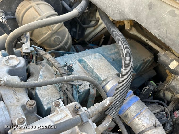 image for item OI9247 2003 International 4300 truck cab and chassis