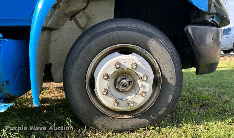 image for item OI9247 2003 International 4300 truck cab and chassis