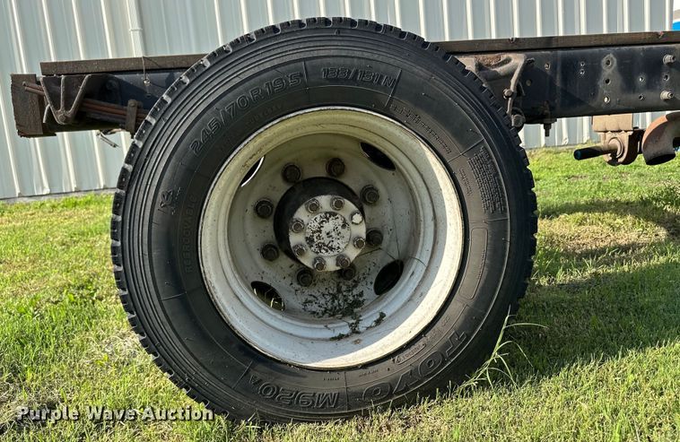 image for item OI9247 2003 International 4300 truck cab and chassis